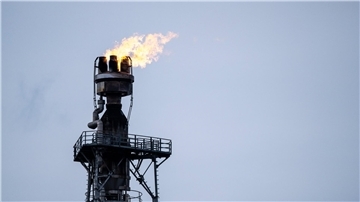 Flammen aus dem Turm einer Raffinerie: Der Import von russischem Erdöl und Erdgas ging von 2,2 Milliarden Euro auf 4,2 Millionen Euro zurück.