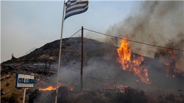 Flammen lodern im vergangenen Jahr auf einem Hügel auf Rhodos.
