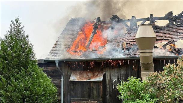 Flammen und Rauch steigen aus einem Gebäude auf dem Gelände des Freizeitparks Karls Erlebnis-Dorf im brandenburgischen Elstal bei Wustermark.