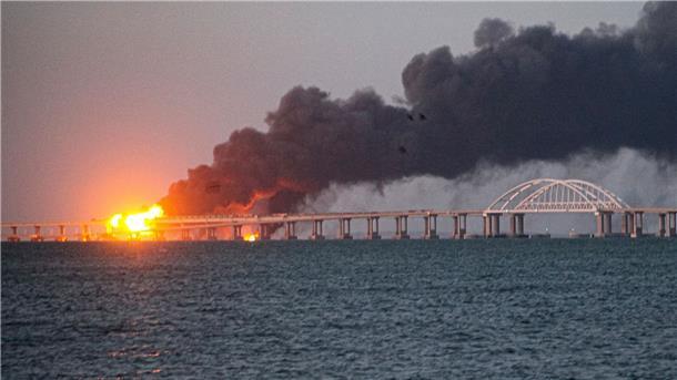 Flammen und Rauch steigen von der Krim-Brücke auf, die das russische Festland und die Halbinsel Krim über die Straße von Kertsch verbindet.