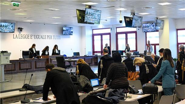 Flankiert von ihren Beisitzerinnen verliest Gerichtspräsidentin Brigida Cavasino (l.M.) die Urteile im Mafia-Prozess.