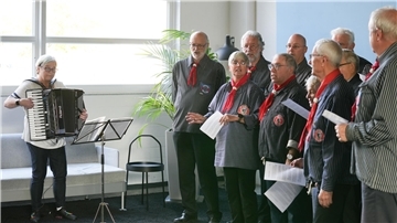 Flashmob für Stimmenfang: Der Seemannschor Debstedt und der Shantychor Wremen treffen sich bei der NORDSEE-ZEITUNG und singen das Lied „Der alte Leuchtturm“, um Stimmen für die Petition zu sammeln.