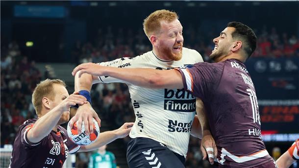 Flensburgs Jim Gottfridsson (M) wird von Montpelliers Stas Skube (l) und Ahmed Hesham am Wurf gehindert.