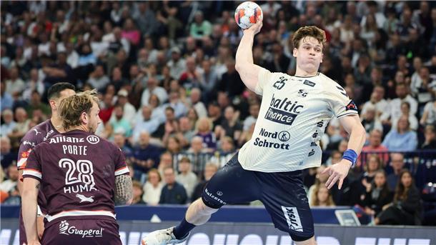 Flensburgs Lukas Lindhard Jorgensen kommt zum Wurf.