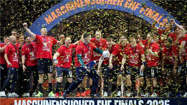 Flensburgs Spieler feiern die Titelverteidigung.