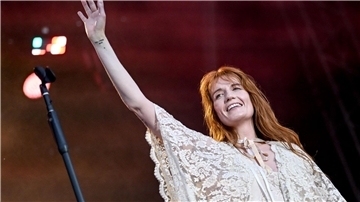 Florence + The Machine mit Frontfrau Florence Welch haben mit „Everybody Scream“ ein vielseitiges Album produziert. (Archivfoto)