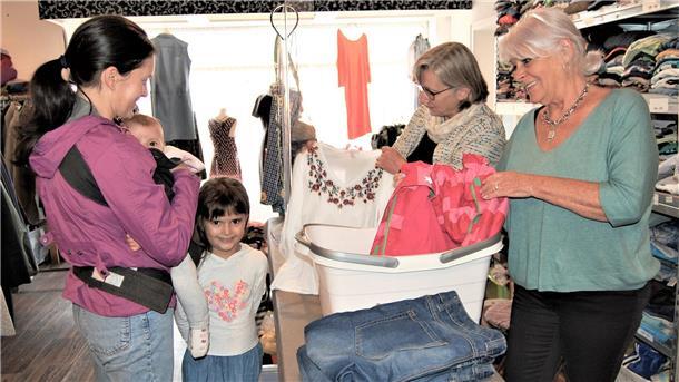 Florentina Tical kauft für sich und für ihre Kinder Sofia und Maia in der Kleiderkammer "Anziehungspunkt" ein. Von Gaby Kasper und Angelika Schlude bekommt sie eine ganze Tüte Kleidung für fünf Euro.