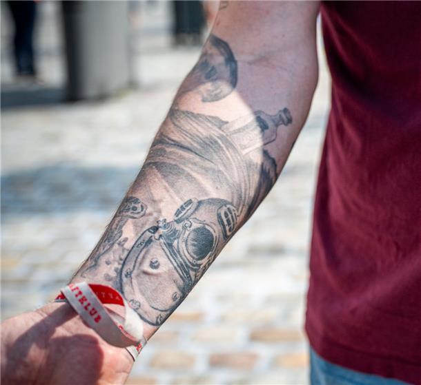 Florian aus Hamburg ist gebürtiger Bremerhavener. Er hat den Arm mit Tattoos in Motiven von Erinnerungen an Australien und Maritimes.