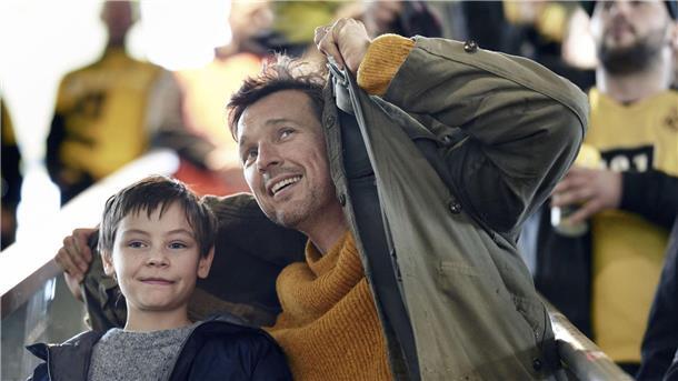 „Wochenendrebellen“ - eine wahre Familiengeschichte Florian David Fitz (r) als Mirco und Cecilio Andresen als Jason im Film „Wochenendrebellen“.