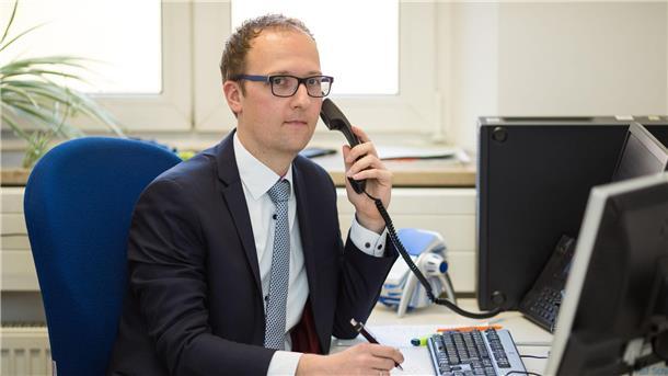 Nachfragen bei Beratungsstelle Radikalisierung gestiegen Florian Endres leitet die Beratungsstelle Radikalisierung beim Bundesamt für Migration und Flüchtlinge (Bamf), die seit 2012 besteht.