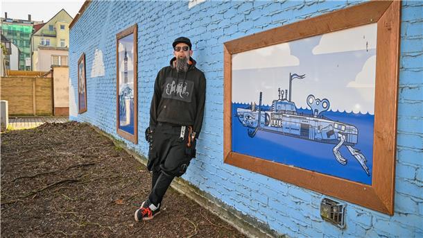 Florian Eybe hat am Parkplatz an der Stormstraße/Lessingstraße eine Hauswand gestaltet.