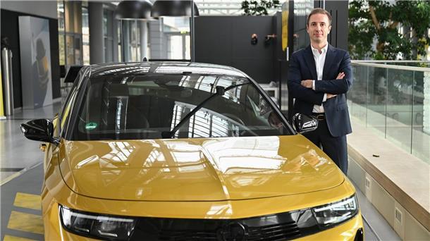 Opel-Chef erwartet in diesem Jahr stärkeren Absatz Florian Huettl, Geschäftsführer der Opel Automobile GmbH, posiert in der Unternehmenszentrale neben einem Opel Astra.