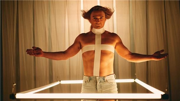 Florian Lukas in einer Szene aus der Serie "Messiah Superstar".