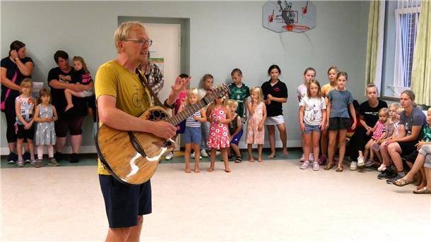 Florian Müller mit Kids aus dem Ort bei der Uraufführung des Songs "Hepster Kinder" im August diesen Jahres im Hepsteder Dorfgemeinschaftshaus.