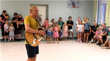 Florian Müller mit Kids aus dem Ort bei der Uraufführung des Songs "Hepster Kinder" im August diesen Jahres im Hepsteder Dorfgemeinschaftshaus.