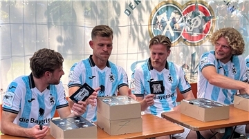 Florian Niederlechner (2.v.l.) und seine Mitspieler freuen sich auf die neue Saison.