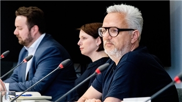 Florian Pfeffer (r-l), Landesvorstandssprecher von Bündnis 90/Die Grünen, Julia Tiedemann, Landesvorsitzende der Bürger in Wut (BiW) in Bremen, und Claas Bansemer, Generalsekretär der FDP in Bremen.