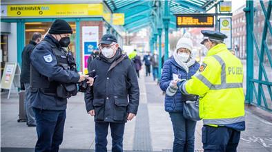 Florian Schmeelk (links) vom Ordnungsamt kontrolliert Doris und Rudolf Fickert aus Dortmund. Sie haben alle Dokumente für die Busfahrt dabei.
