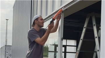 Ein junger Mann bei der Arbeit als Glaser.