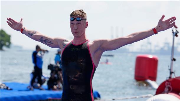 Wellbrocks Gold-Comeback in der Hitze: „Das ist meine Liebe“ Florian Wellbrock feiert seinen WM-Titel.