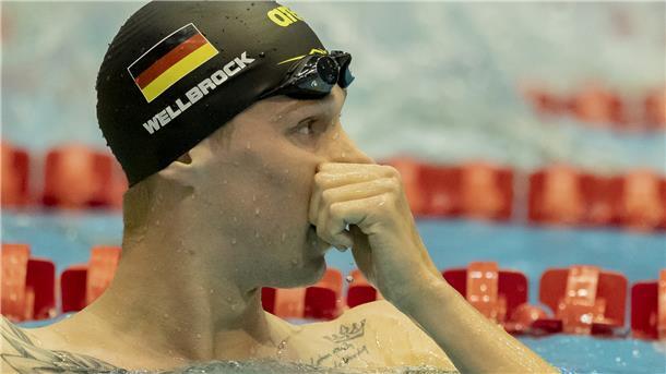 Florian Wellbrock fasst sich nach seinem Rennen über 400 Meter Freistil an die Nase.
