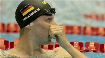 Florian Wellbrock fasst sich nach seinem Rennen über 400 Meter Freistil an die Nase.