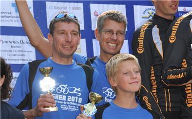 Florian Wellbrock (vorne) im Alter von 12 Jahren auf dem Siegerpodest beim Familientriathlon mit Onkel Andreas (links) und Vater Bernd Wellbrock.