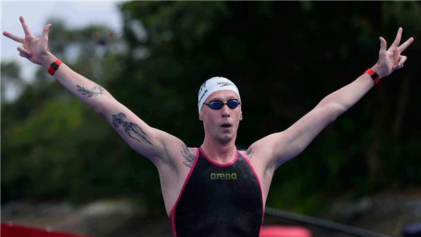 Florian Wellbrock zeigt es an: Drei Titel hat er in Singapur schon gewonnen.