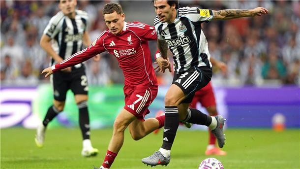 Wie einst Rooney: Liverpool feiert „Wunderkind“ Ngumoha Florian Wirtz (links) kämpft mit Sandro Tonali um den Ball.