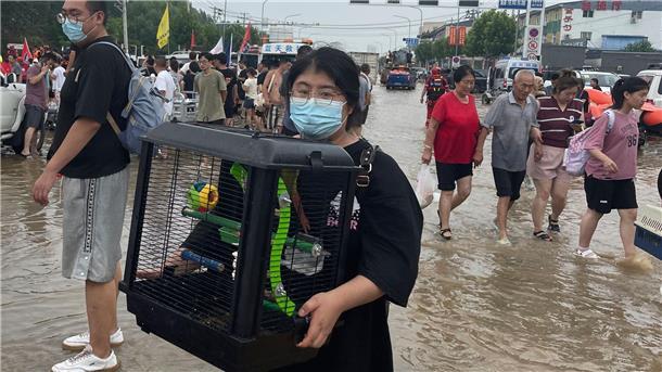 Peking misst stärksten Regen seit 140 Jahren Flucht vor dem Wasser: Evakuierungen in der nordchinesischen Provinz Hebei südlich von Peking.