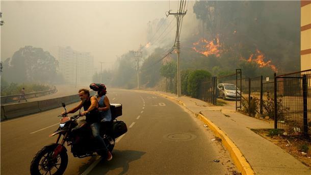 Zahl der Toten bei Waldbränden in Chile steigt auf 112 Flucht vor den Flammen.