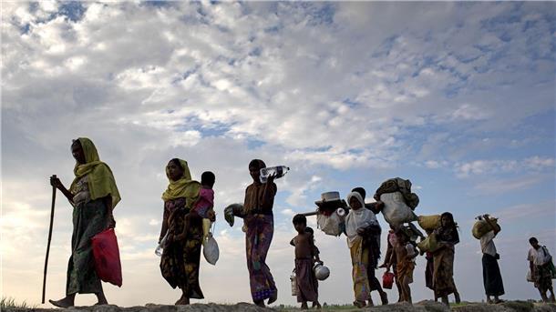 Kämpfe und Attacken treiben 45.000 in Myanmar in die Flucht Flüchtende Rohingya aus Myanmar: Drangsaliert und teilweise zwangsrekrutiert.