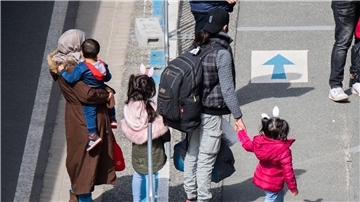 Flüchtlinge, die aus griechischen Flüchtlingslagern mit erbärmlichen Zuständen geholt wurden, kommen am Flughafen Hannover an.