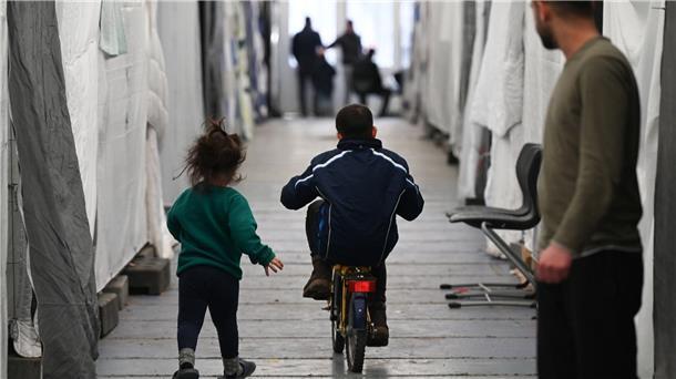 Viel Kritik am Flüchtlingsgipfel Flüchtlinge in einem der Zelte einer provisorischen Flüchtlingsunterkunft in Bensheim.