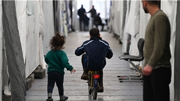 Flüchtlinge in einem der Zelte einer provisorischen Flüchtlingsunterkunft in Bensheim.
