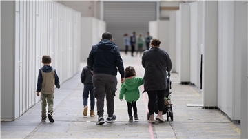 Familiennachzug ausgesetzt: Noch keine Visa für Härtefälle Flüchtlinge mit eingeschränktem Schutzstatus dürfen derzeit keine Familienangehörigen zu sich nach Deutschland holen. (Symbolbild)