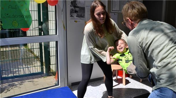 Flug in einen neuen Lebensabschnitt: Die zukünftigen Schulkinder wurden mit dem symbolischen Rausschmiss gebührend aus der Kita Wirbelwind in Selsingen verabschiedet.