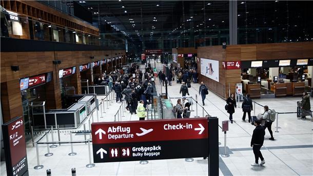 „Letzte Generation“ kündigt Unterbrechung der Proteste an Fluggäste am Flughafen BER. Der Hauptstadtflughafen BER hatte zwischenzeitlich den Flugbetrieb aufgrund einer Aktion von Klimaaktivisten eingestellt.