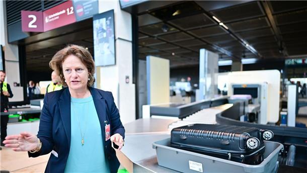 Umrüstung der Sicherheitskontrollen am BER geht voran Flughafenchefin Aletta von Massenbach stellt neue CT-Scanner am Flughafen BER vor.