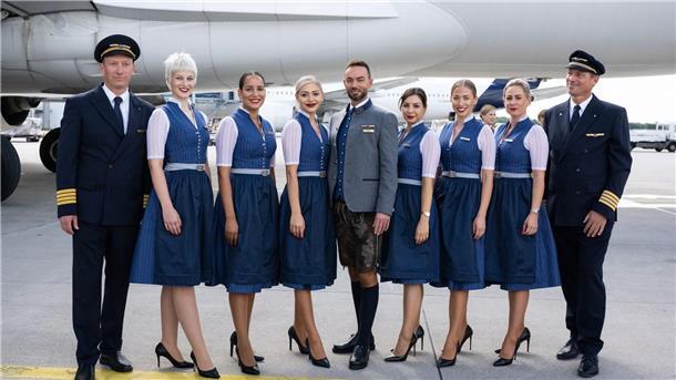 Flugpersonal der Lufthansa in Tracht bei einem Fototermin 2022.