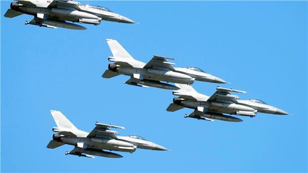 Frontstaat Polen demonstriert mit Militärparade Stärke Flugzeuge der polnischen Luftwaffe fliegen über der Parade.