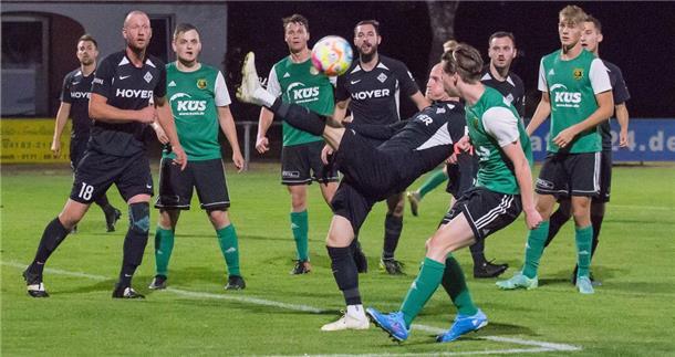 Flutlichtspiele - hier eine Szene aus der Partie gegen den VfL Visselhövede - sind nach wie vor etwas besonderes für die Spieler des Heeslinger SC II.