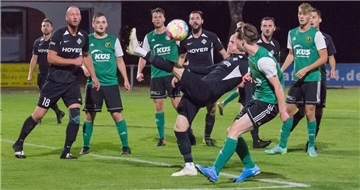 Flutlichtspiele - hier eine Szene aus der Partie gegen den VfL Visselhövede - sind nach wie vor etwas besonderes für die Spieler des Heeslinger SC II.