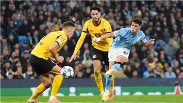 Foden (rechts) bekam für seine Leistung gegen Dortmund international viel Anerkennung.