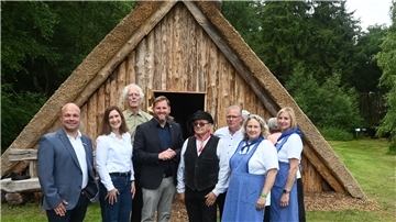 Förderer und Moorkaten-Arbeitsgruppe der Treidlers freuen sich über die neue Moorkate: Sandra Tomfohrde (von rechts), Caroline Landen, Jens Grabau, Herbert Schnackenberg, Gemeindebürgermeister Marc Breitenfeld, Jochen May sowie von Sparkasse Rotenburg-Osterholz: Katharina Witte und Benjamin Eckhoff.