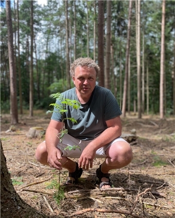Förster Sönke Hoffmann ist Experte, was den Wald und die Folgen des Klimawandels betrifft. Sein Credo: Die Natur machen lassen, statt Schneisen zu schlagen und nur Fichten neu anzupflanzen und lieber Mischwald zu entwickeln. Im Wald bei Wulsbüttel funktioniert das schon.
