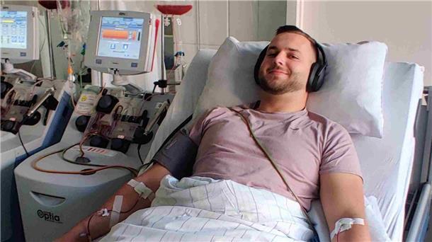 Musik verbindet: Rock-am-Ring-Besucher wird Stammzellspender Ein Mann liegt in einem Krankenhausbett und ist an ein Gerät angeschlossen.