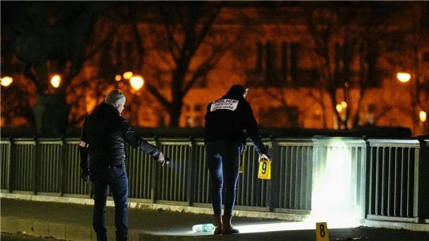Forensiker der Polizei sind am Tatort einer Messerstecherei im Einsatz. Ein mutmaßlicher Islamist hat in Paris einen deutschen Touristen getötet.