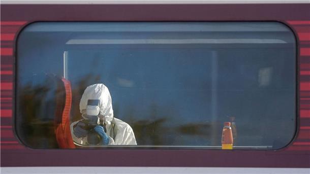 Forensiker untersuchen den Zug, in dem es zu dem verheerenden Angriff kam. 