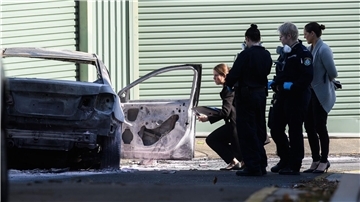 Forensische Polizeieinheiten sichern am Tatort in Sydney Spuren.